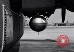 Standbild B-24 Experiment tanken eine P-38 Drop Tank im Flug Wilmington Delaware USA, 1944, aus Sekunde 32 historischem Filmmaterial Videoclip 65675030619
