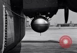Standbild B-24 Experiment tanken eine P-38 Drop Tank im Flug Wilmington Delaware USA, 1944, aus Sekunde 33 historischem Filmmaterial Videoclip 65675030619