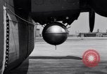 Standbild B-24 Experiment tanken eine P-38 Drop Tank im Flug Wilmington Delaware USA, 1944, aus Sekunde 34 historischem Filmmaterial Videoclip 65675030619