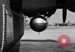 Standbild B-24 Experiment tanken eine P-38 Drop Tank im Flug Wilmington Delaware USA, 1944, aus Sekunde 35 historischem Filmmaterial Videoclip 65675030619