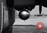 Standbild B-24 Experiment tanken eine P-38 Drop Tank im Flug Wilmington Delaware USA, 1944, aus Sekunde 36 historischem Filmmaterial Videoclip 65675030619