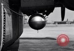 Standbild B-24 Experiment tanken eine P-38 Drop Tank im Flug Wilmington Delaware USA, 1944, aus Sekunde 38 historischem Filmmaterial Videoclip 65675030619