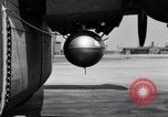 Standbild B-24 Experiment tanken eine P-38 Drop Tank im Flug Wilmington Delaware USA, 1944, aus Sekunde 39 historischem Filmmaterial Videoclip 65675030619
