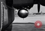 Standbild B-24 Experiment tanken eine P-38 Drop Tank im Flug Wilmington Delaware USA, 1944, aus Sekunde 40 historischem Filmmaterial Videoclip 65675030619