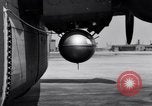Standbild B-24 Experiment tanken eine P-38 Drop Tank im Flug Wilmington Delaware USA, 1944, aus Sekunde 42 historischem Filmmaterial Videoclip 65675030619