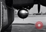 Standbild B-24 Experiment tanken eine P-38 Drop Tank im Flug Wilmington Delaware USA, 1944, aus Sekunde 43 historischem Filmmaterial Videoclip 65675030619