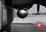 Standbild B-24 Experiment tanken eine P-38 Drop Tank im Flug Wilmington Delaware USA, 1944, aus Sekunde 44 historischem Filmmaterial Videoclip 65675030619