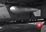 Standbild B-24 Experiment tanken eine P-38 Drop Tank im Flug Wilmington Delaware USA, 1944, aus Sekunde 45 historischem Filmmaterial Videoclip 65675030619