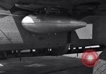 Standbild B-24 Experiment tanken eine P-38 Drop Tank im Flug Wilmington Delaware USA, 1944, aus Sekunde 46 historischem Filmmaterial Videoclip 65675030619