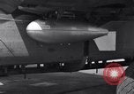 Standbild B-24 Experiment tanken eine P-38 Drop Tank im Flug Wilmington Delaware USA, 1944, aus Sekunde 47 historischem Filmmaterial Videoclip 65675030619