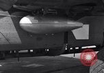Standbild B-24 Experiment tanken eine P-38 Drop Tank im Flug Wilmington Delaware USA, 1944, aus Sekunde 48 historischem Filmmaterial Videoclip 65675030619