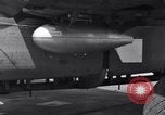 Standbild B-24 Experiment tanken eine P-38 Drop Tank im Flug Wilmington Delaware USA, 1944, aus Sekunde 49 historischem Filmmaterial Videoclip 65675030619