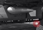 Standbild B-24 Experiment tanken eine P-38 Drop Tank im Flug Wilmington Delaware USA, 1944, aus Sekunde 50 historischem Filmmaterial Videoclip 65675030619