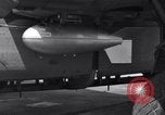 Standbild B-24 Experiment tanken eine P-38 Drop Tank im Flug Wilmington Delaware USA, 1944, aus Sekunde 51 historischem Filmmaterial Videoclip 65675030619