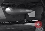 Standbild B-24 Experiment tanken eine P-38 Drop Tank im Flug Wilmington Delaware USA, 1944, aus Sekunde 52 historischem Filmmaterial Videoclip 65675030619