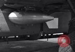 Standbild B-24 Experiment tanken eine P-38 Drop Tank im Flug Wilmington Delaware USA, 1944, aus Sekunde 53 historischem Filmmaterial Videoclip 65675030619