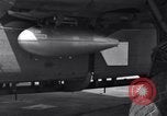 Standbild B-24 Experiment tanken eine P-38 Drop Tank im Flug Wilmington Delaware USA, 1944, aus Sekunde 54 historischem Filmmaterial Videoclip 65675030619