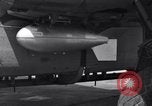 Standbild B-24 Experiment tanken eine P-38 Drop Tank im Flug Wilmington Delaware USA, 1944, aus Sekunde 55 historischem Filmmaterial Videoclip 65675030619