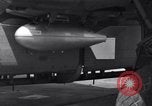 Standbild B-24 Experiment tanken eine P-38 Drop Tank im Flug Wilmington Delaware USA, 1944, aus Sekunde 56 historischem Filmmaterial Videoclip 65675030619