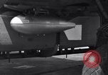 Standbild B-24 Experiment tanken eine P-38 Drop Tank im Flug Wilmington Delaware USA, 1944, aus Sekunde 58 historischem Filmmaterial Videoclip 65675030619