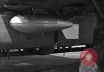 Standbild B-24 Experiment tanken eine P-38 Drop Tank im Flug Wilmington Delaware USA, 1944, aus Sekunde 60 historischem Filmmaterial Videoclip 65675030619