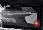 Standbild B-24 Experiment tanken eine P-38 Drop Tank im Flug Wilmington Delaware USA, 1944, aus Sekunde 62 historischem Filmmaterial Videoclip 65675030619