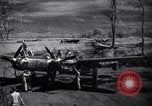 Immagine di Meccanica del 80th Fighter Squadron lavorare su un P-38 Nuova Guinea, 1944, secondo 1 filmato di repertorio 65675030624