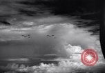 Immagine di Meccanica del 80th Fighter Squadron lavorare su un P-38 Nuova Guinea, 1944, secondo 24 filmato di repertorio 65675030624