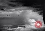 Immagine di Meccanica del 80th Fighter Squadron lavorare su un P-38 Nuova Guinea, 1944, secondo 25 filmato di repertorio 65675030624
