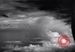 Immagine di Meccanica del 80th Fighter Squadron lavorare su un P-38 Nuova Guinea, 1944, secondo 26 filmato di repertorio 65675030624