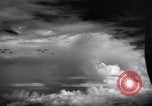 Immagine di Meccanica del 80th Fighter Squadron lavorare su un P-38 Nuova Guinea, 1944, secondo 27 filmato di repertorio 65675030624