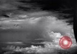 Immagine di Meccanica del 80th Fighter Squadron lavorare su un P-38 Nuova Guinea, 1944, secondo 28 filmato di repertorio 65675030624