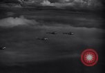 Immagine di Meccanica del 80th Fighter Squadron lavorare su un P-38 Nuova Guinea, 1944, secondo 39 filmato di repertorio 65675030624