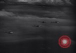 Immagine di Meccanica del 80th Fighter Squadron lavorare su un P-38 Nuova Guinea, 1944, secondo 40 filmato di repertorio 65675030624