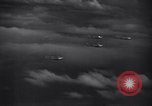 Immagine di Meccanica del 80th Fighter Squadron lavorare su un P-38 Nuova Guinea, 1944, secondo 43 filmato di repertorio 65675030624