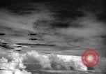 Immagine di Meccanica del 80th Fighter Squadron lavorare su un P-38 Nuova Guinea, 1944, secondo 44 filmato di repertorio 65675030624