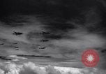 Immagine di Meccanica del 80th Fighter Squadron lavorare su un P-38 Nuova Guinea, 1944, secondo 49 filmato di repertorio 65675030624