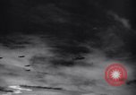Immagine di Meccanica del 80th Fighter Squadron lavorare su un P-38 Nuova Guinea, 1944, secondo 52 filmato di repertorio 65675030624