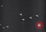 Immagine di Meccanica del 80th Fighter Squadron lavorare su un P-38 Nuova Guinea, 1944, secondo 62 filmato di repertorio 65675030624