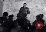 Standbild US Army Air Force Briefing europäische Theater, 1943, aus Sekunde 3 historischem Filmmaterial Videoclip 65675030631