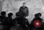 Standbild US Army Air Force Briefing europäische Theater, 1943, aus Sekunde 12 historischem Filmmaterial Videoclip 65675030631