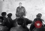 Standbild US Army Air Force Briefing europäische Theater, 1943, aus Sekunde 30 historischem Filmmaterial Videoclip 65675030631