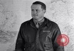 Standbild US Army Air Force Briefing europäische Theater, 1943, aus Sekunde 31 historischem Filmmaterial Videoclip 65675030631