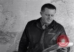 Standbild US Army Air Force Briefing europäische Theater, 1943, aus Sekunde 33 historischem Filmmaterial Videoclip 65675030631