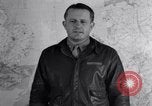 Standbild US Army Air Force Briefing europäische Theater, 1943, aus Sekunde 37 historischem Filmmaterial Videoclip 65675030631