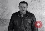 Standbild US Army Air Force Briefing europäische Theater, 1943, aus Sekunde 39 historischem Filmmaterial Videoclip 65675030631