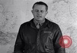 Standbild US Army Air Force Briefing europäische Theater, 1943, aus Sekunde 41 historischem Filmmaterial Videoclip 65675030631