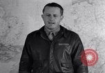 Standbild US Army Air Force Briefing europäische Theater, 1943, aus Sekunde 43 historischem Filmmaterial Videoclip 65675030631