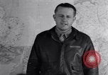 Standbild US Army Air Force Briefing europäische Theater, 1943, aus Sekunde 44 historischem Filmmaterial Videoclip 65675030631