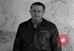 Standbild US Army Air Force Briefing europäische Theater, 1943, aus Sekunde 46 historischem Filmmaterial Videoclip 65675030631